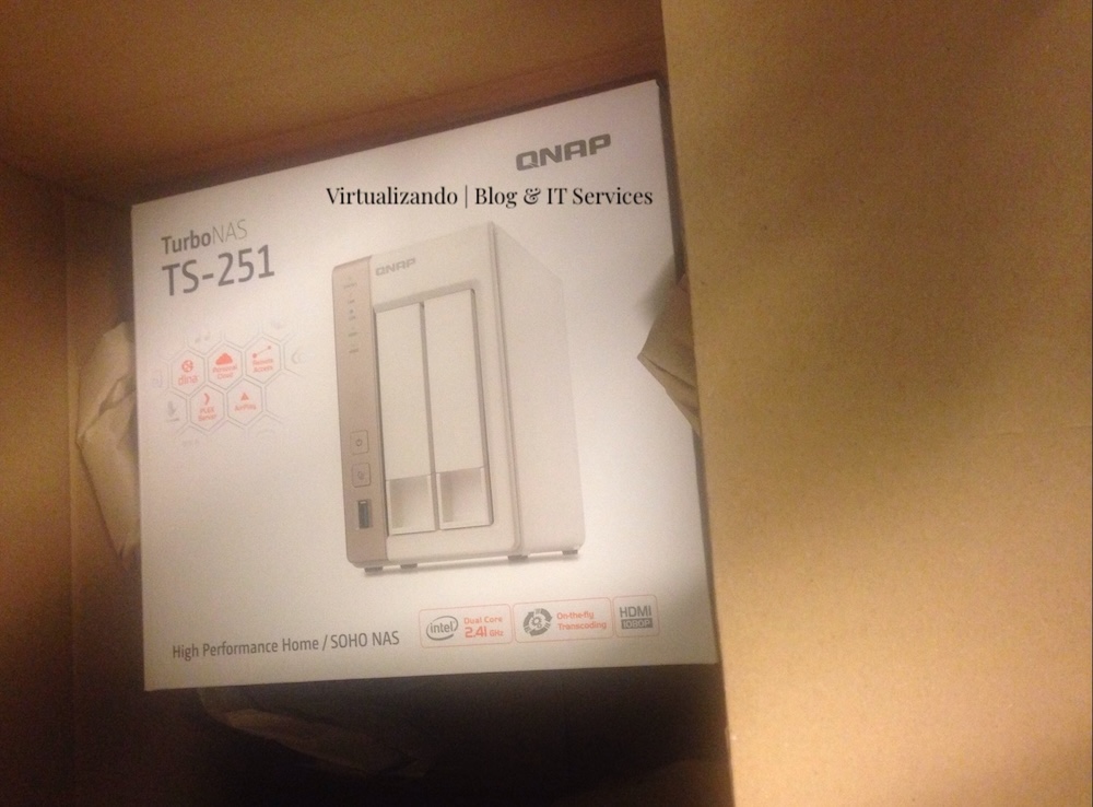 Imagen donde se muestra  un nas qnap ts-251 en su caja correspondiente al articulo: ¿Por qué necesitas un NAS en tu pyme? de Virtualizando | Blog & IT Services.