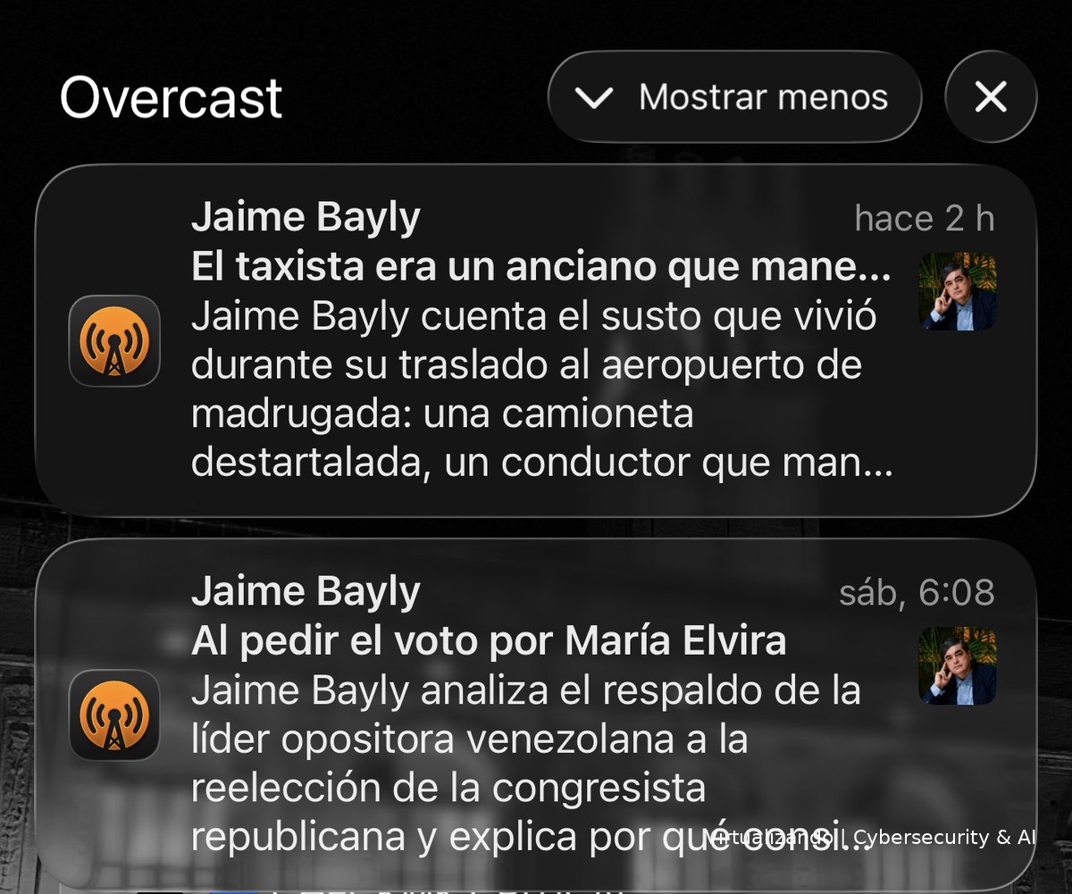 Pantalla de bloqueo de un móvil con dos notificaciones de Overcast anunciando episodios nuevos